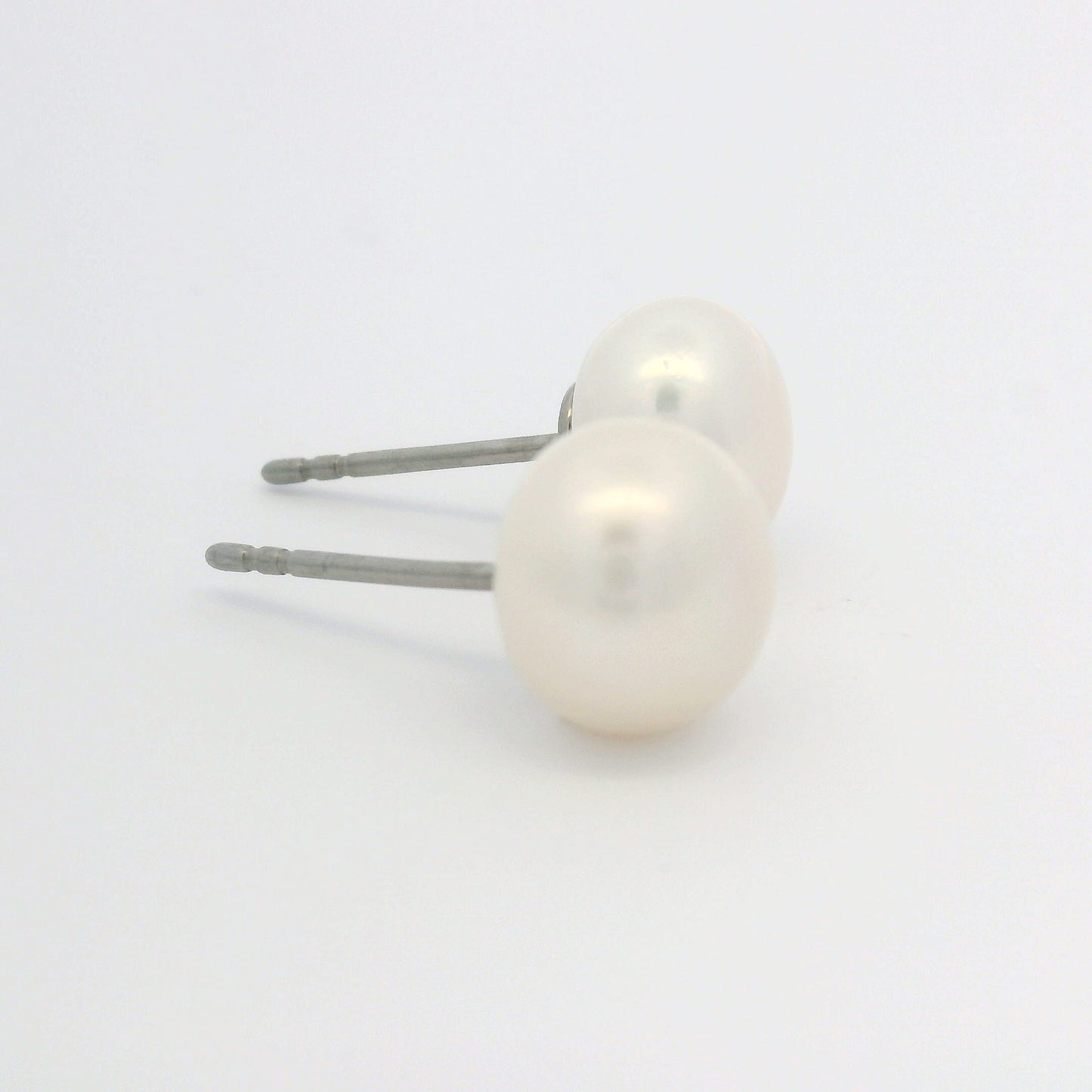 TitanHeart F136 Pure Ttitanium Hypoallergenic White Freshwater Cultured Pearl Stud Earrings for Women Girls (5mm)