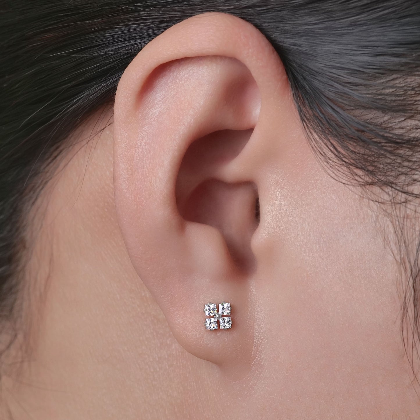 Orecchini Borchia Delicati in Titanio Puro G23 F136 Limerencia, Ipoallergenici Grado Implantare con Zirconi Cubici per Donne Orecchie Sensibili Modello H1