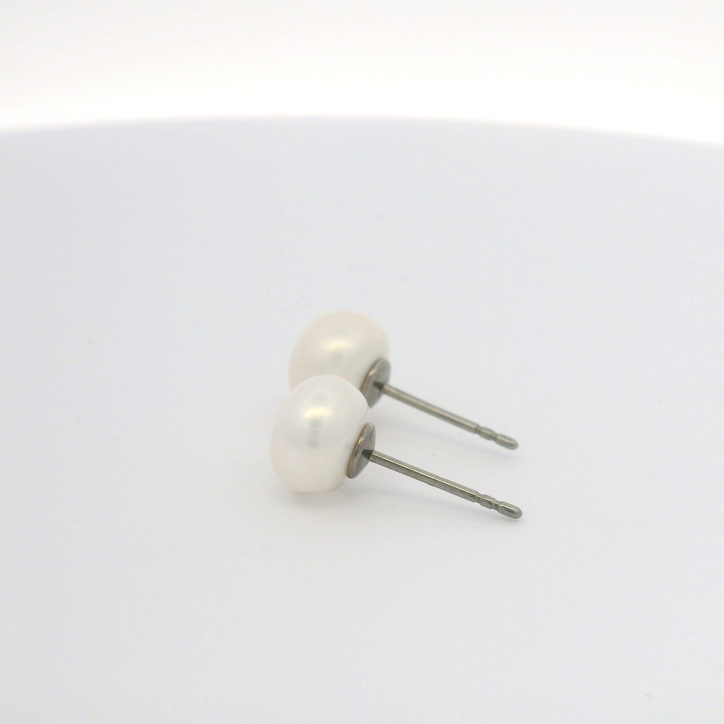 TitanHeart F136 Pure Ttitanium Hypoallergenic White Freshwater Cultured Pearl Stud Earrings for Women Girls (5mm)