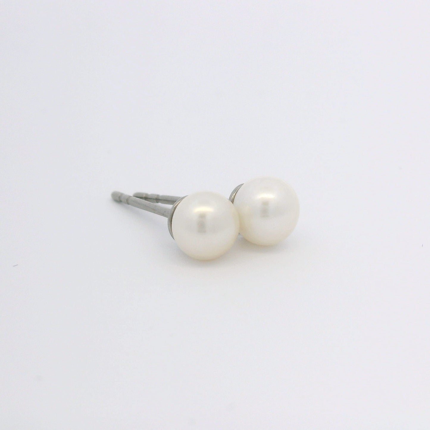TitanHeart F136 Pure Ttitanium Hypoallergenic White Freshwater Cultured Pearl Stud Earrings for Women Girls (5mm)