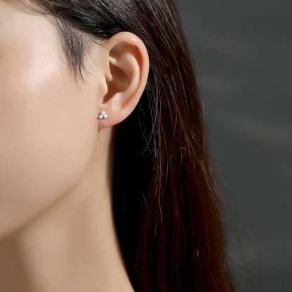 Boucles d'Oreilles Minimalistes en Titane Pur F136 Hypoallergénique Limerencia, Assemblage Triple Trinity Trèfle, Bijou de Piercing Grade Implantable G23 pour Oreilles Sensibles (Trinity Opale, Argenté)