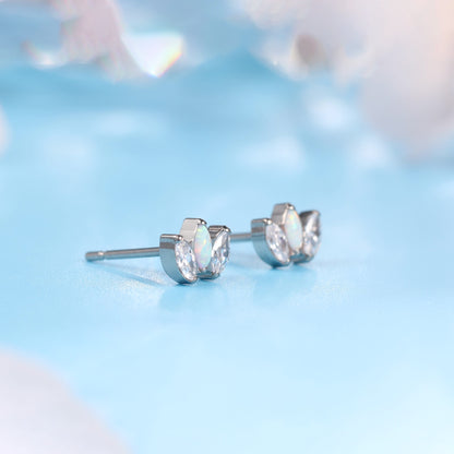 Pendientes hipoalergénicos de titanio puro Limerencia | Ópalo blanco + corona de circonita blanca | Joyería de perforación de grado de implante | Adecuado para orejas sensibles. Joyería delicada.