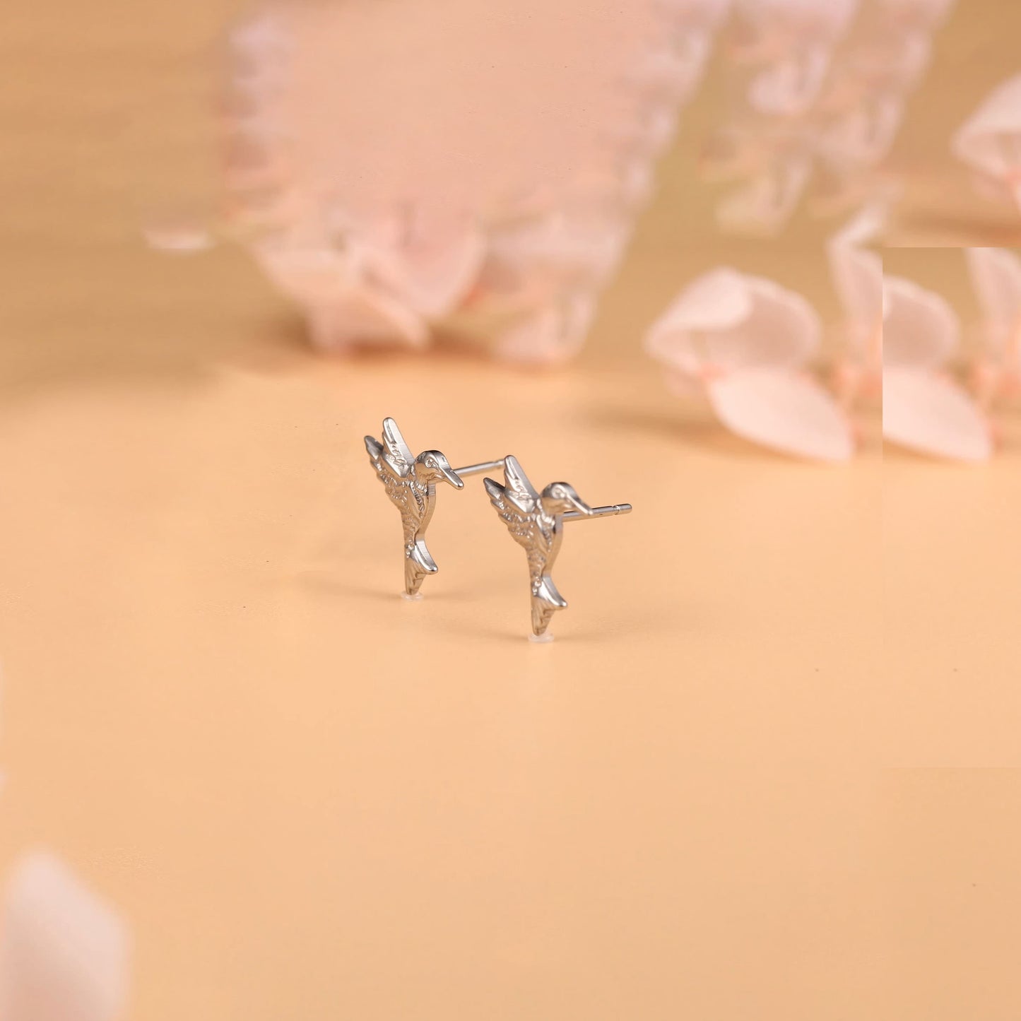 Orecchini a bottone colibrì volante in titanio puro G23 ipoallergenico Limerencia da donna, simpatico stile animale, perno in titanio F136 grado impiantabile, gioiello piercing delicato e regalo raffinato (finitura argento)
