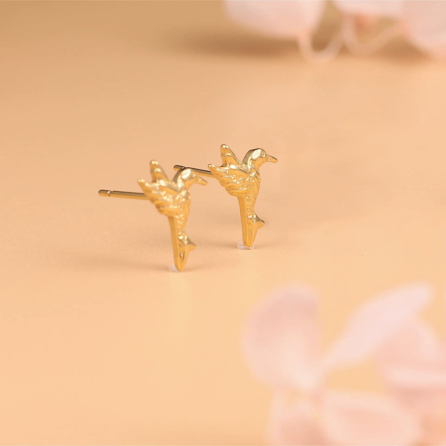 Orecchini a bottone colibrì volante in titanio puro G23 ipoallergenico Limerencia da donna, simpatico stile animale, perno in titanio F136 grado impiantabile, gioiello piercing delicato e regalo raffinato (finitura argento)
