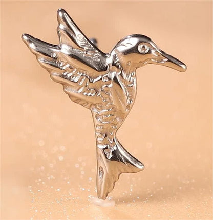 Orecchini a bottone colibrì volante in titanio puro G23 ipoallergenico Limerencia da donna, simpatico stile animale, perno in titanio F136 grado impiantabile, gioiello piercing delicato e regalo raffinato (finitura argento)