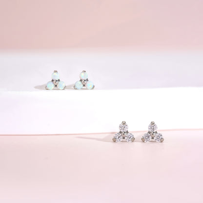 Boucles d'Oreilles Minimalistes en Titane Pur F136 Hypoallergénique Limerencia, Assemblage Triple Trinity Trèfle, Bijou de Piercing Grade Implantable G23 pour Oreilles Sensibles (Trinity Opale, Argenté)