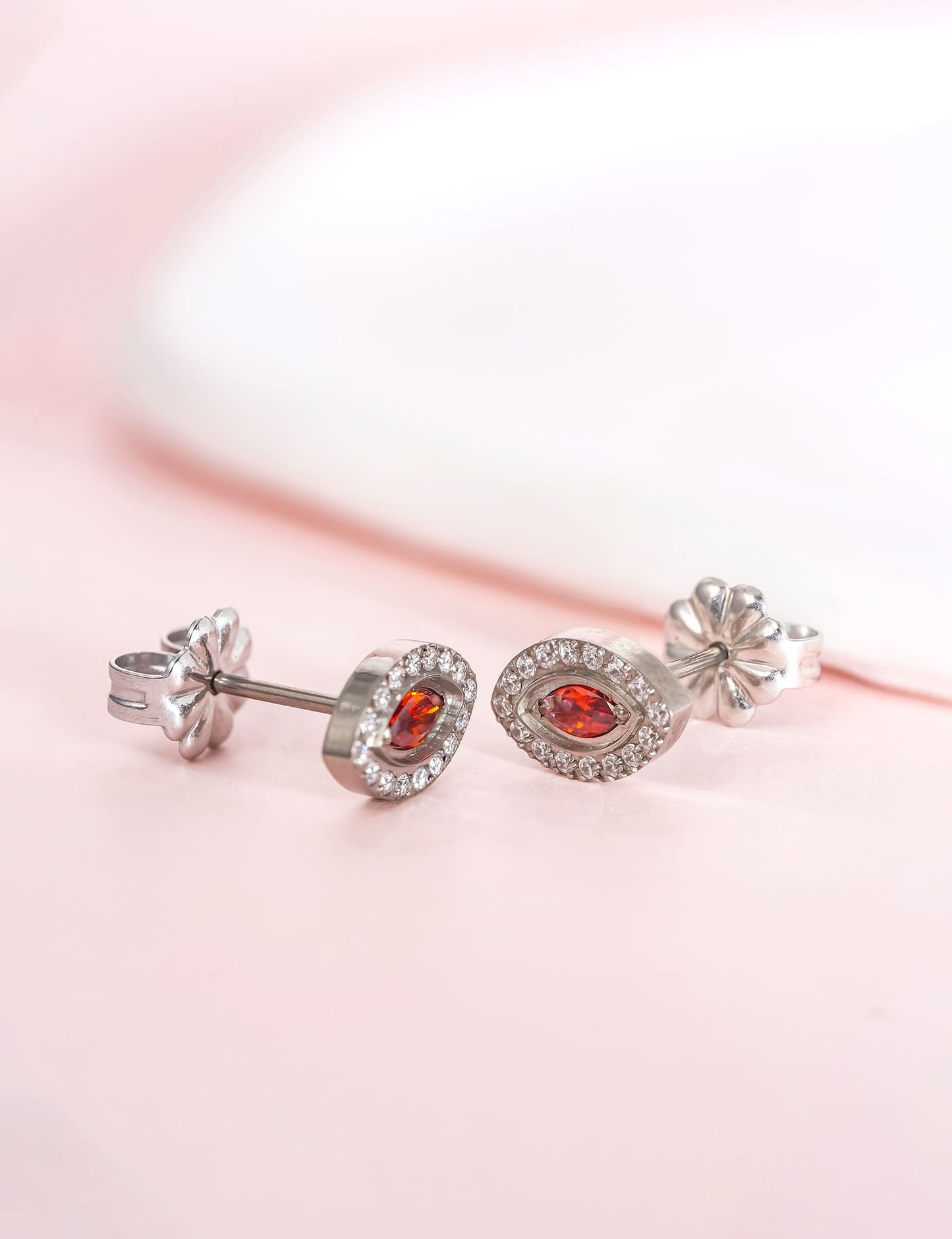 Orecchini minimalisti occhio malocchio con zirconi in titanio puro ipoallergenico Limerencia | Gioielli piercing moda in titanio grado implantare G23 per orecchie sensibili (Rosso, Argento)