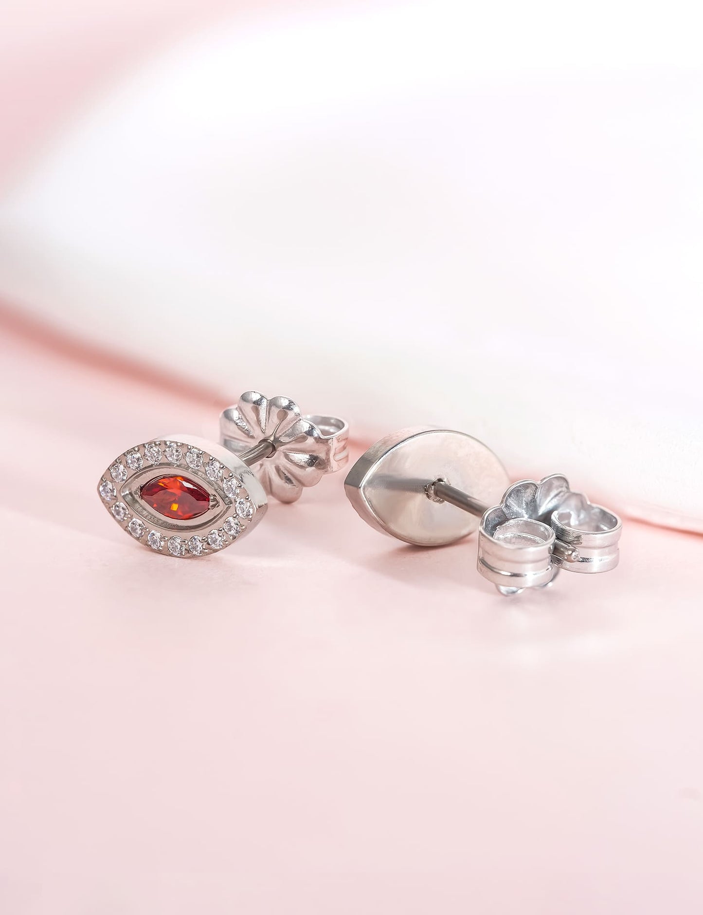 Orecchini minimalisti occhio malocchio con zirconi in titanio puro ipoallergenico Limerencia | Gioielli piercing moda in titanio grado implantare G23 per orecchie sensibili (Rosso, Argento)