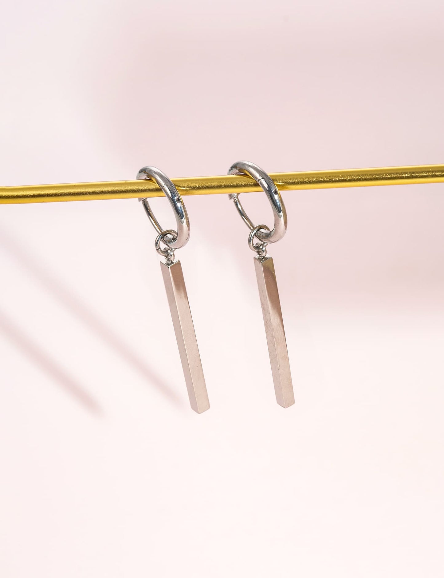 Orecchini huggie pendenti leggeri in titanio puro ipoallergenico Limerencia da donna | Barra verticale, croce, luna, fulmine | Orecchini delicati (Barre verticali)