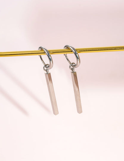 Orecchini huggie pendenti leggeri in titanio puro ipoallergenico Limerencia da donna | Barra verticale, croce, luna, fulmine | Orecchini delicati (Barre verticali)