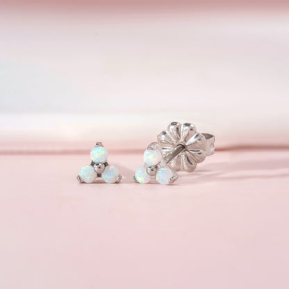 Boucles d'Oreilles Minimalistes en Titane Pur F136 Hypoallergénique Limerencia, Assemblage Triple Trinity Trèfle, Bijou de Piercing Grade Implantable G23 pour Oreilles Sensibles (Trinity Opale, Argenté)