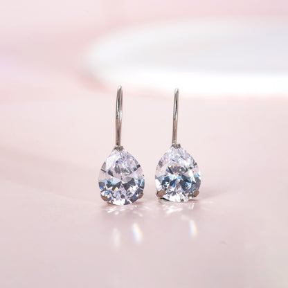 Boucles d'oreilles anneaux pendantes en titane pur hypoallergénique à zircon cubique Limerencia, boucles pendantes légères en forme de goutte d'eau à zircon cubique/opale pour femmes aux oreilles sensibles (Goutte d'eau, zircon cubique blanc)
