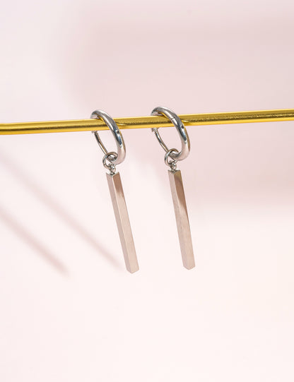 Boucles d'oreilles Huggie pendantes légères à tige en titane pur hypoallergénique Limerencia pour femme | Barre verticale, croix, lune, éclair | Boucles d'oreilles délicates (Barres verticales)