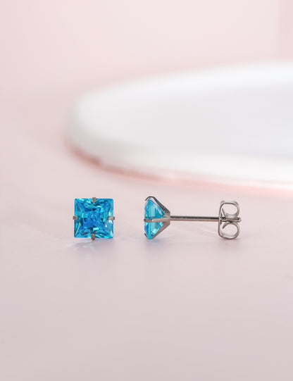 Boucles d'oreilles en titane hypoallergéniques, titane pur de grade implantable médical, adaptées aux oreilles sensibles, ornées de cristaux de pierre de naissance et zircons cubiques imitation diamant (Bleu Aigue-Marine)