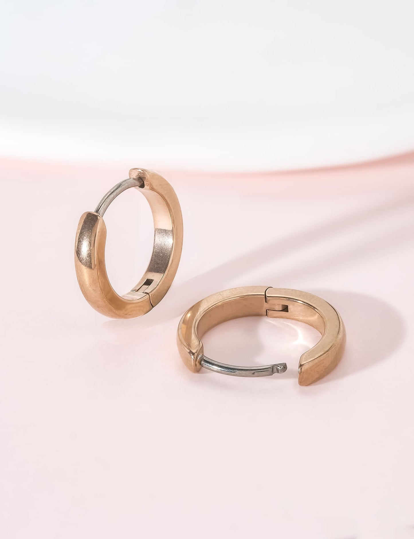 Orecchini cerchio huggie in titanio puro G23 ipoallergenico Limerencia per donna, adatti orecchie sensibili (10 millimetri)