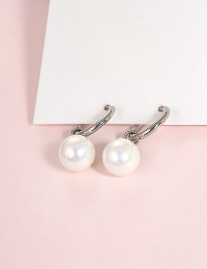 Limerencia Pendientes Hipoalergénicos de Titanio Puro con Postes Ligeros Colgantes Huggie para Mujer | Barra Vertical, Cruz, Luna, Rayo | Pendientes Delicados (Perla de 10 mm)