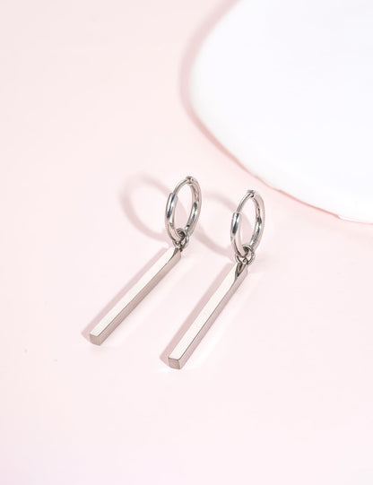 Orecchini huggie pendenti leggeri in titanio puro ipoallergenico Limerencia da donna | Barra verticale, croce, luna, fulmine | Orecchini delicati (Barre verticali)