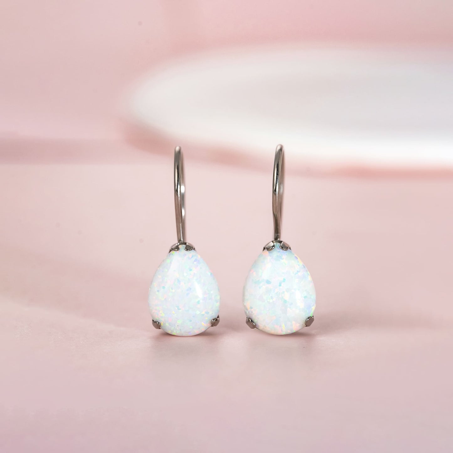 Boucles d'oreilles anneaux pendantes en titane pur hypoallergénique à zircon cubique Limerencia, boucles pendantes légères forme goutte d'eau à zircon cubique et opale pour femmes aux oreilles sensibles (Goutte d'eau, Opale blanche)