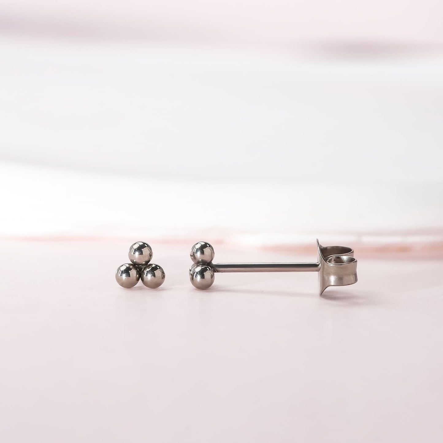 Orecchini ipoallergenici in titanio puro G23 Limerencia | Piccoli orecchini a tre sfere minimalisti, titanio implantabile F136, gioielli delicati per orecchie sensibili 