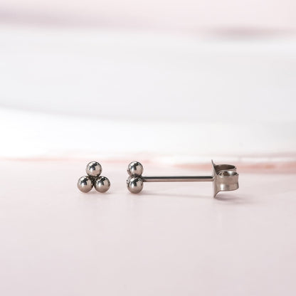 Orecchini ipoallergenici in titanio puro G23 Limerencia | Piccoli orecchini a tre sfere minimalisti, titanio implantabile F136, gioielli delicati per orecchie sensibili 