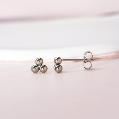 Limerencia G23 Aretes Hipoalergénicos de Titanio Puro | Pequeños Aretes de Bola Trinity | Minimalistas, Grado de Implante F136 | Adecuados para Orejas Sensibles Joyería Delicada (6mm, Plata)