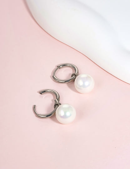 Limerencia Pendientes Hipoalergénicos de Titanio Puro con Postes Ligeros Colgantes Huggie para Mujer | Barra Vertical, Cruz, Luna, Rayo | Pendientes Delicados (Perla de 10 mm)