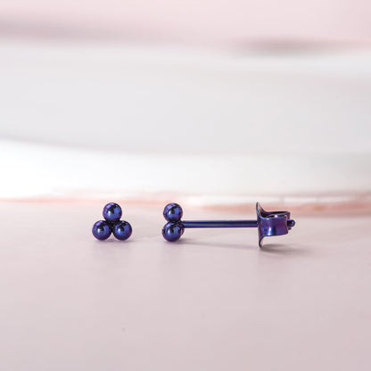 Orecchini ipoallergenici in titanio puro G23 Limerencia | Piccoli orecchini a tre sfere minimalisti, titanio implantabile F136, gioielli delicati per orecchie sensibili 