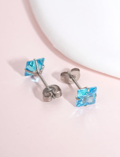 Boucles d'oreilles en titane hypoallergéniques, titane pur de grade implantable médical, adaptées aux oreilles sensibles, ornées de cristaux de pierre de naissance et zircons cubiques imitation diamant (Bleu Aigue-Marine)