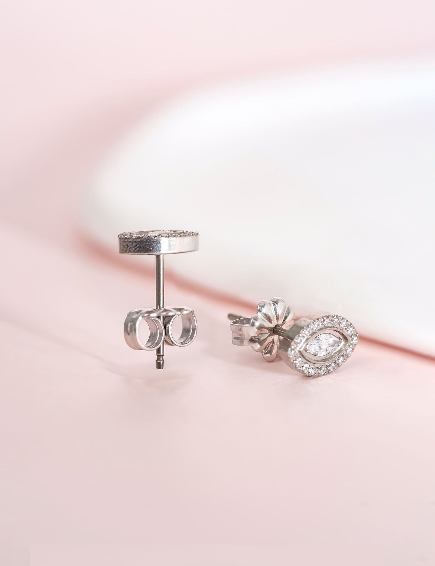 Limerencia Orecchini Ipoallergenici in Titanio Puro, Grappolo Zirconia Occhio Malocchio Minimalista | Gioielli Moda per Piercing Grado Implantare G23 per Orecchie Sensibili (Zirconia Trasparente)