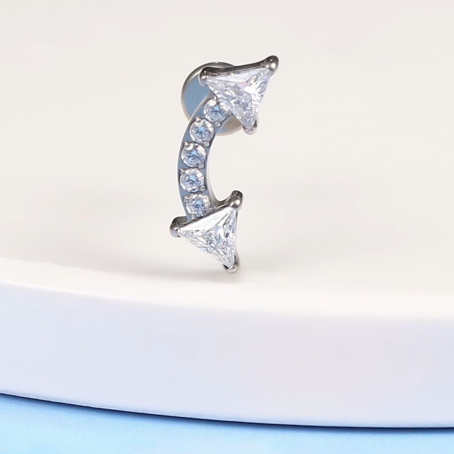 Limerencia Piercing Freccia in Titanio F136 Grado Implantare Ipoallergenico, Orecchini a Perno con Filettatura Interna Retro Piatto 18G 6mm 8mm 10mm per Trago, Helix, Conchiglia, Cartilagine e Labbro – 1 Pezzo