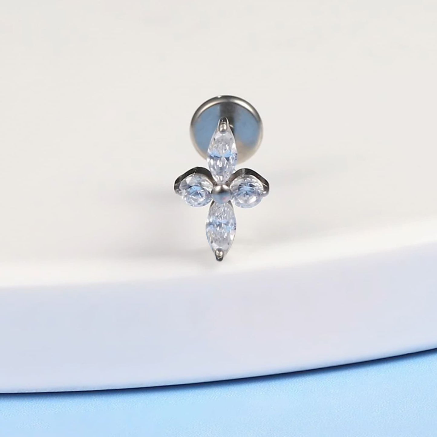 limerencia Joyería Hipoalergénica de Titanio Puro F136 para Perforaciones, Pendiente Stud de Rosca Interna con Parte Trasera Plana de 18g para Cartílago/Trago/Hélix/Concha/Nariz/Labio (flor 1 unidad)