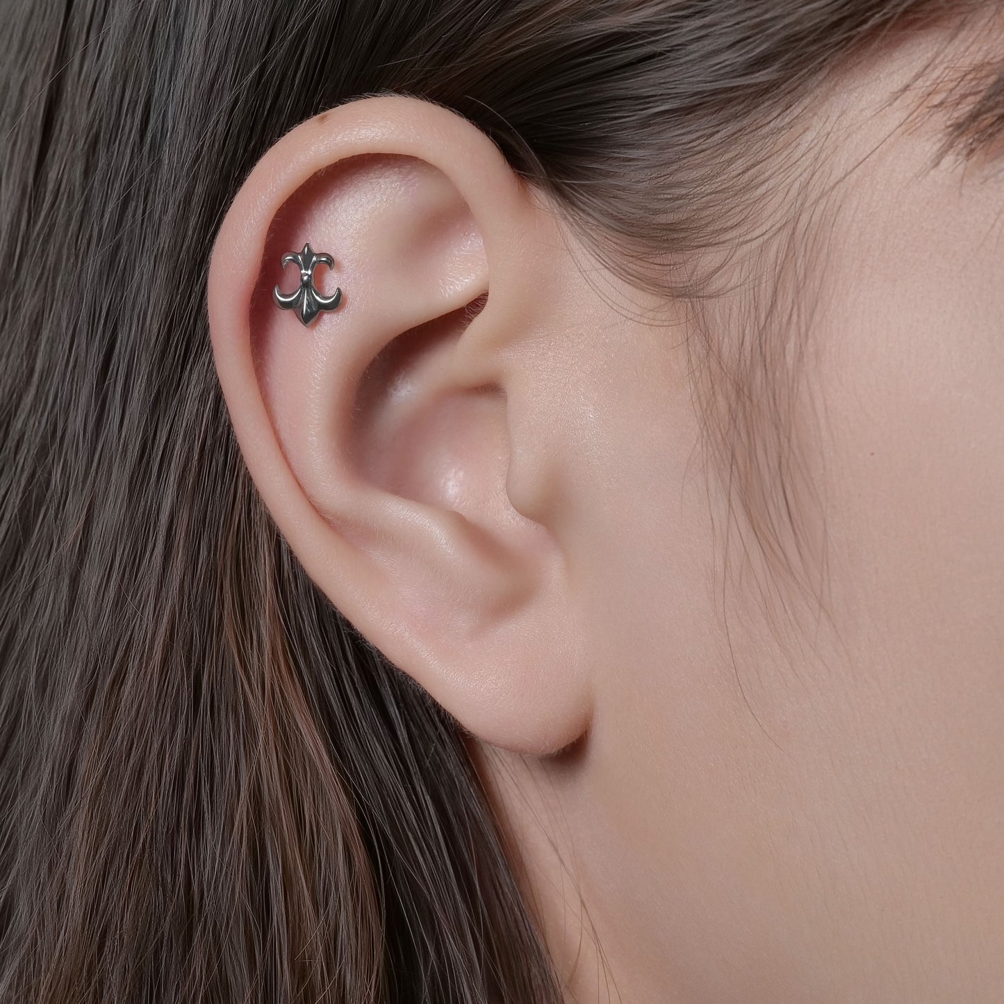 Limerencia 20G 低アレルギーフラット裏金ワンタッチピアス、インプラントグレード無ネジ押込式チタン製、コンク・鼻・ヘリックス・トラガス用 男女兼用（1 個入り）/ フルール・ド・リス