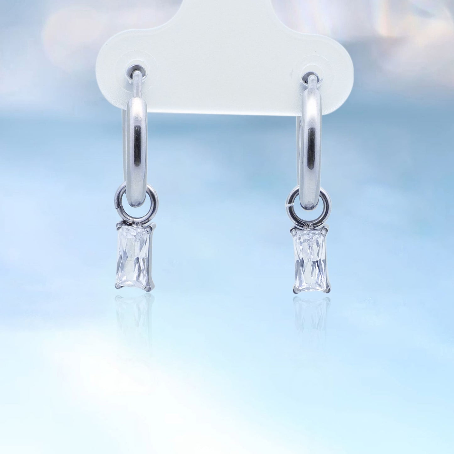 Orecchini huggie pendenti leggeri in titanio puro ipoallergenico Limerencia da donna, modelli barra verticale, croce, luna e fulmine, orecchini delicati con zircone rettangolare