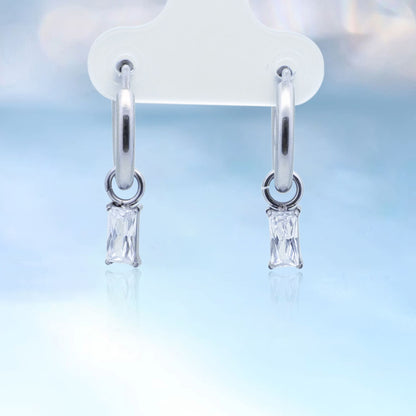 Orecchini huggie pendenti leggeri in titanio puro ipoallergenico Limerencia da donna, modelli barra verticale, croce, luna e fulmine, orecchini delicati con zircone rettangolare