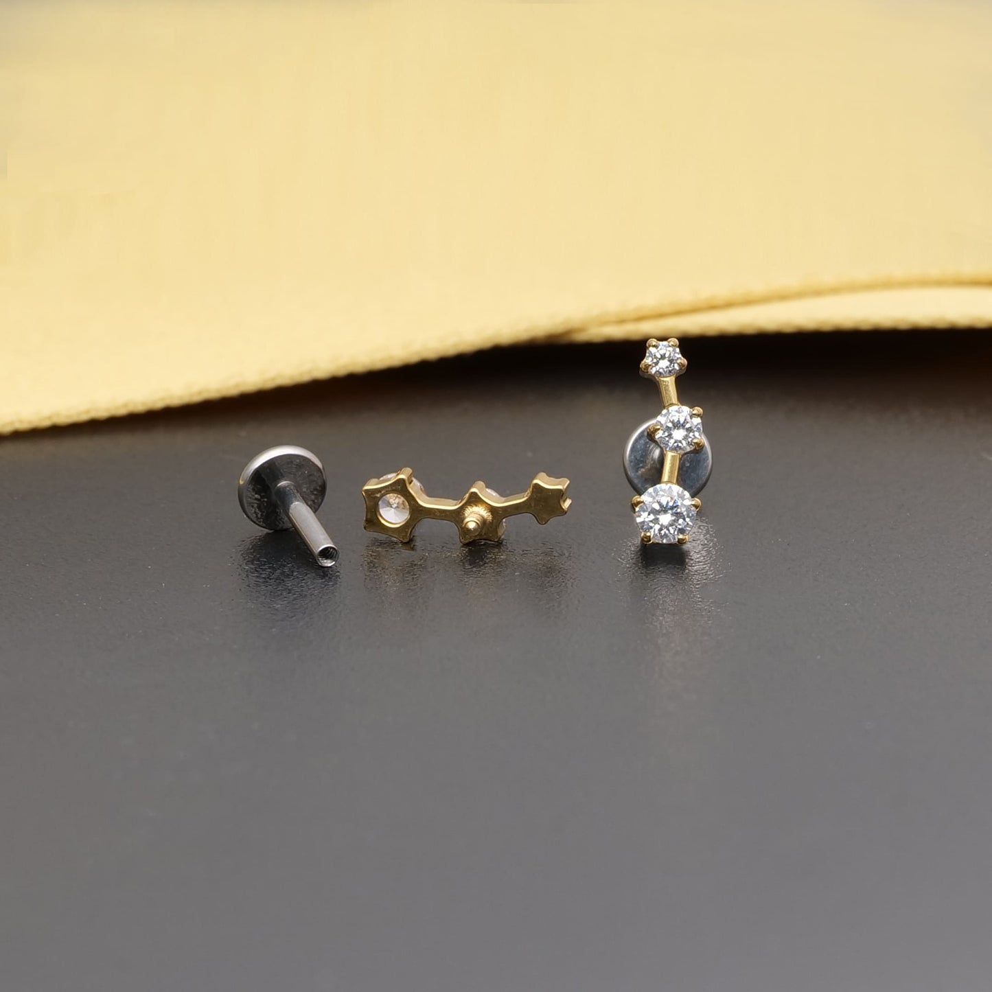 Limerencia Orecchini Climber in Titanio F136 con Zirconi Cubici, Piercing Retro Piatto a Filettatura Interna 18G per Trago, Helix, Conchiglia e Cartilagine, Modello Crawler per Donna (Coppia)