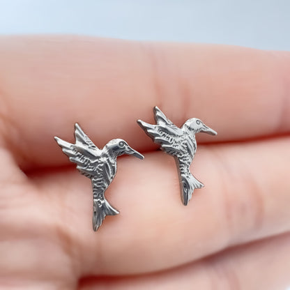 Orecchini a bottone colibrì volante in titanio puro G23 ipoallergenico Limerencia da donna, simpatico stile animale, perno in titanio F136 grado impiantabile, gioiello piercing delicato e regalo raffinato (finitura argento)