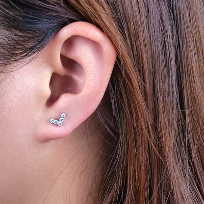 Limerencia Clou d'Oreille Forme en V, Titane Pur F136 Hypoallergénique, Filetage Interne Dos Plat 18G, Piercing pour Cartilage, Tragus, Hélix, Conque, Nez et Lèvre, 1 Pièce