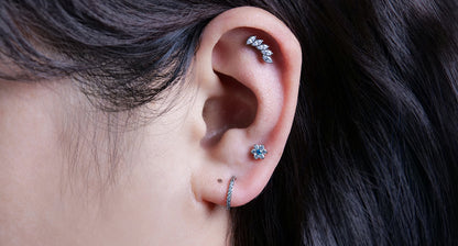 Limerencia F136 チタン 低アレルギー ボディピアス
18G 6mm/8mm/10mm トラガス・ヘリックス・コンク・軟骨・リップ兼用
インプラントグレード 内ネジ式フラットバック ブルーフラワー 1 個入り