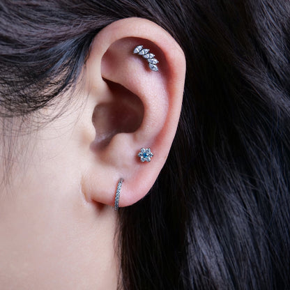 Limerencia F136 チタン 低アレルギー ボディピアス
18G 6mm/8mm/10mm トラガス・ヘリックス・コンク・軟骨・リップ兼用
インプラントグレード 内ネジ式フラットバック ブルーフラワー 1 個入り
