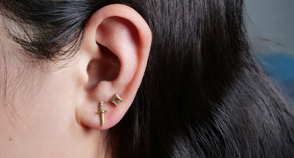 Orecchini a vite in titanio implantabile G23 ipoallergenici Limerencia, piercing spada 20G F136 per cartilagine, trago ed elica orecchie sensibili