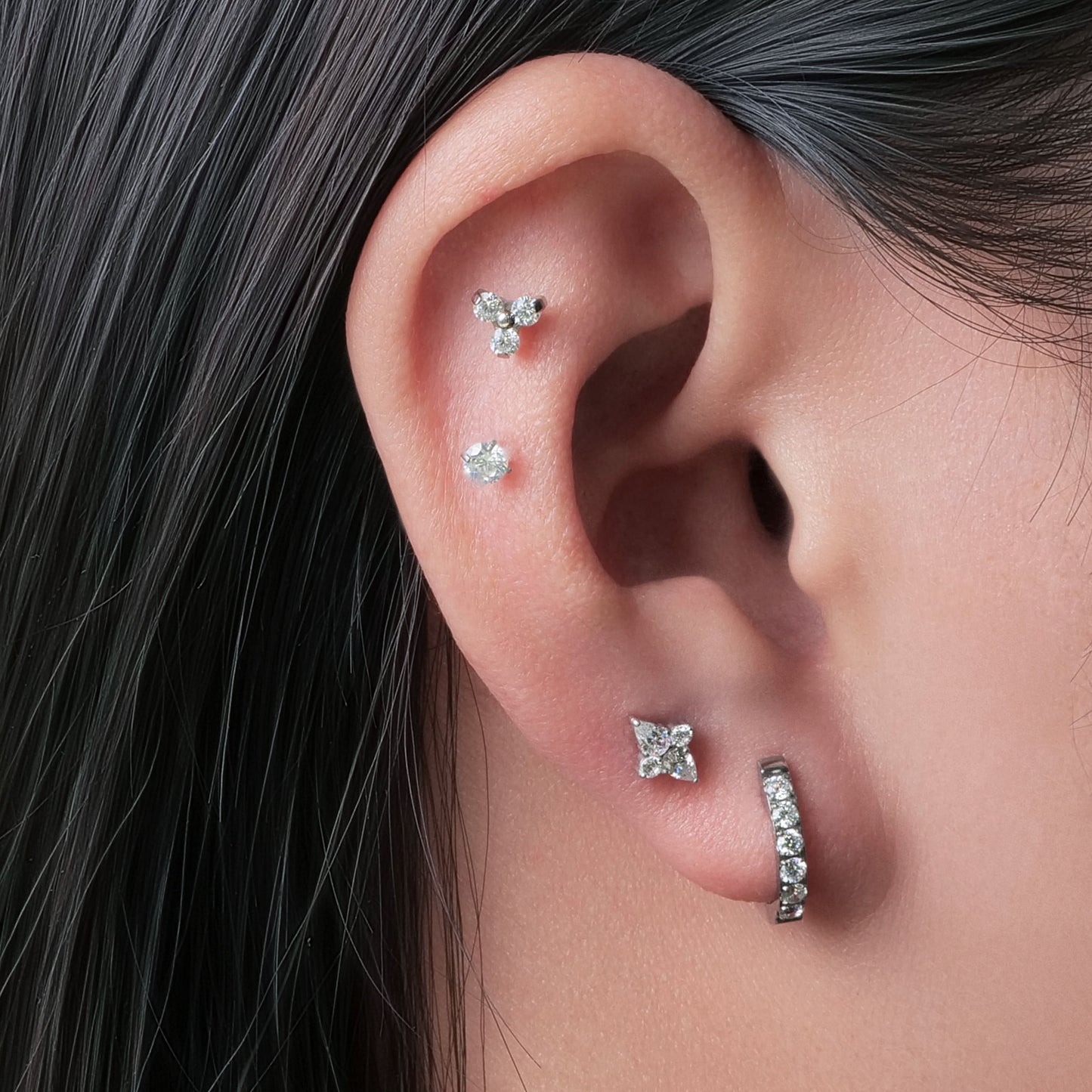 Limerencia hypoallergene Huggie-Creolen aus Implantat-Titan G23, mit 5A-Zirkonia besetzte Creolen aus reinem F136-Titan für Frauen mit empfindlichen Ohren