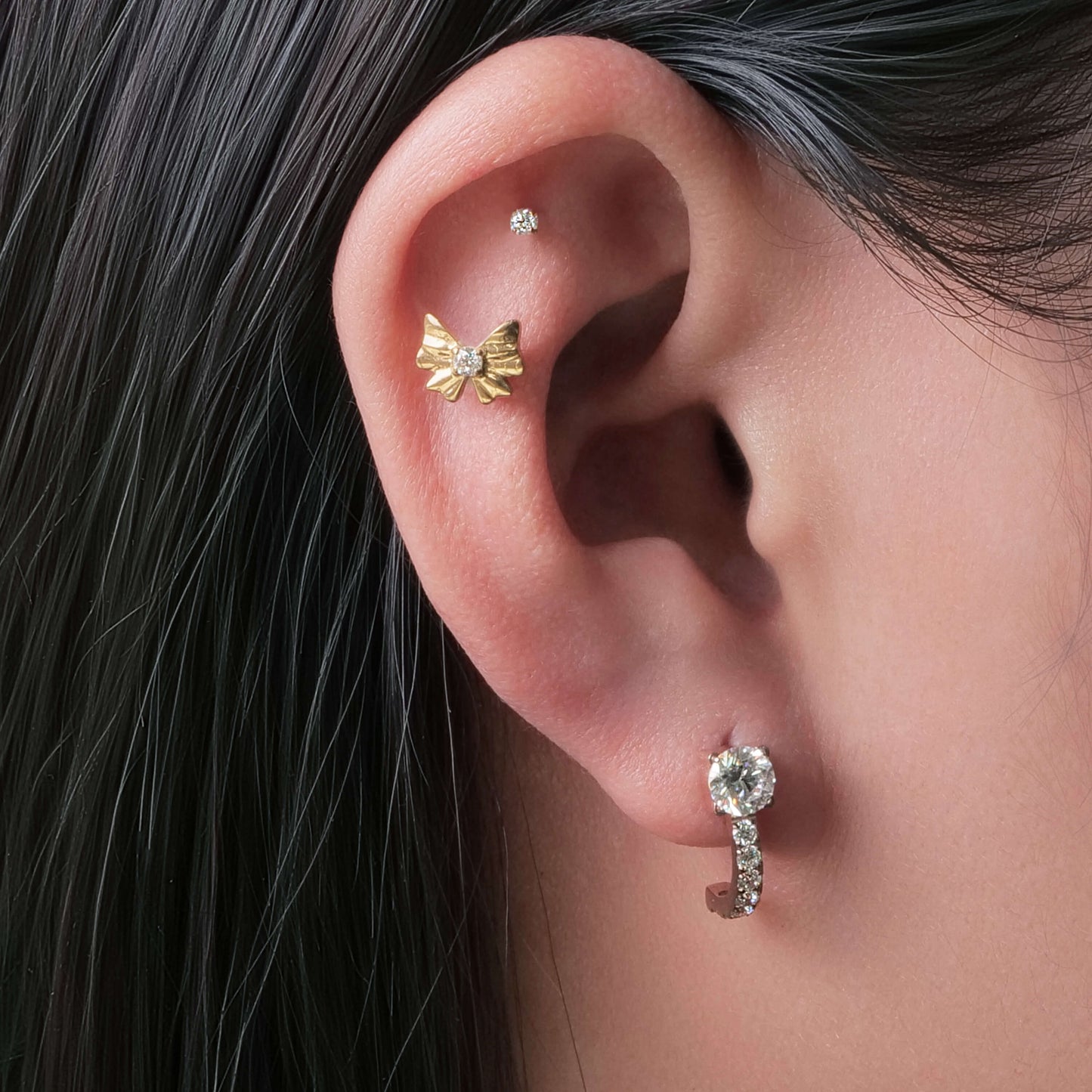 Orecchini huggie zircone con perno in titanio puro F136 ipoallergenico Limerencia | Piccoli orecchini cerchio per donna e uomo | Orecchini a perno leggeri alla moda per orecchie sensibili