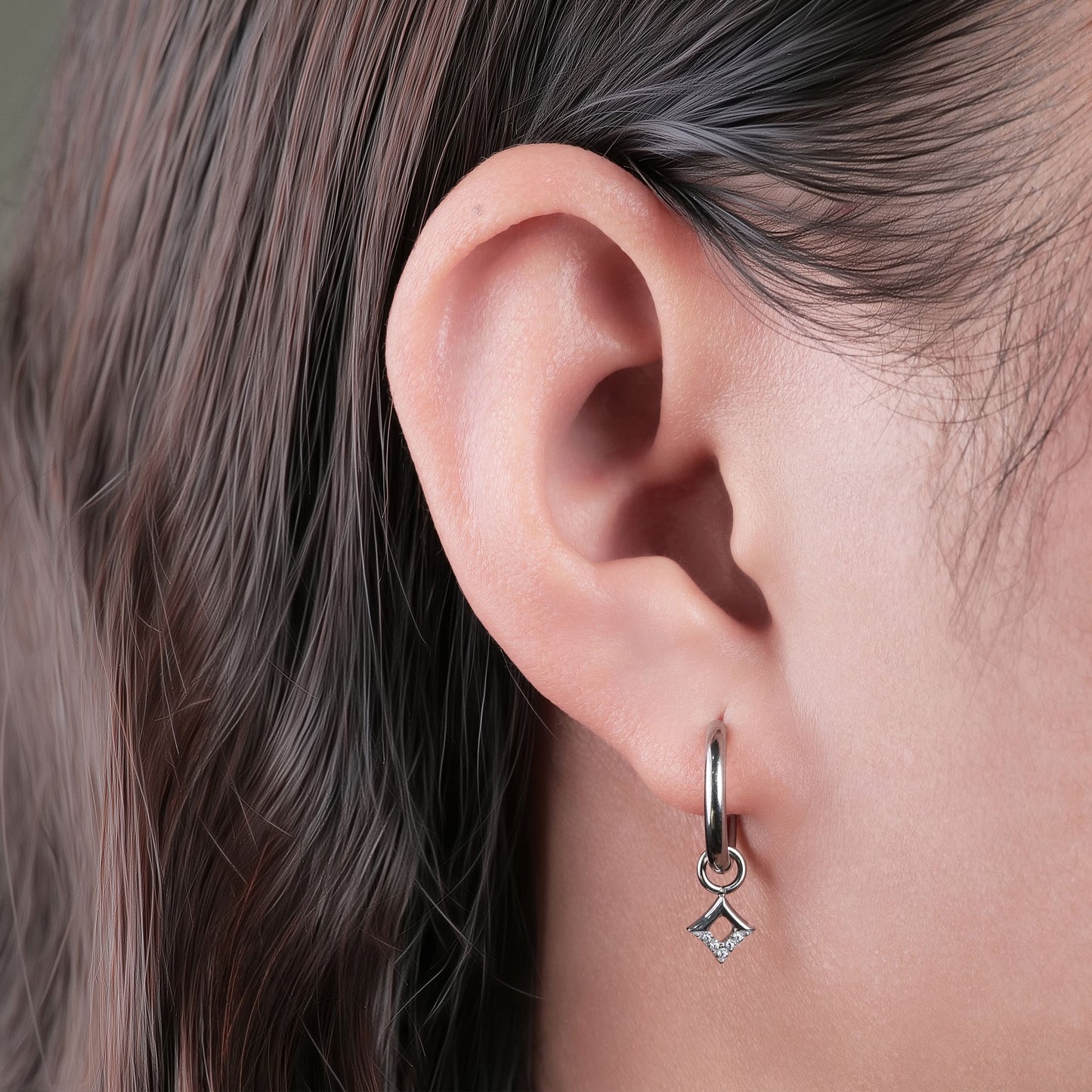 Orecchini huggie pendenti leggeri in titanio puro ipoallergenico Limerencia da donna, modelli barra verticale, croce, luna e fulmine, orecchini delicati con zircone quadrato