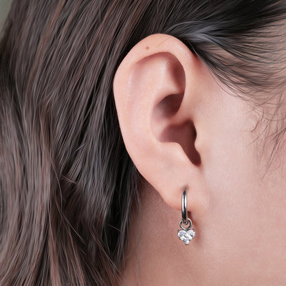 Limerencia Hipoalergénicos Postes de Titanio Puro Ligeros Aretes Largos Huggie para Mujeres, Barra Vertical, Cruz, Luna, Rayo, Aretes Delicados (Corazón CZ)