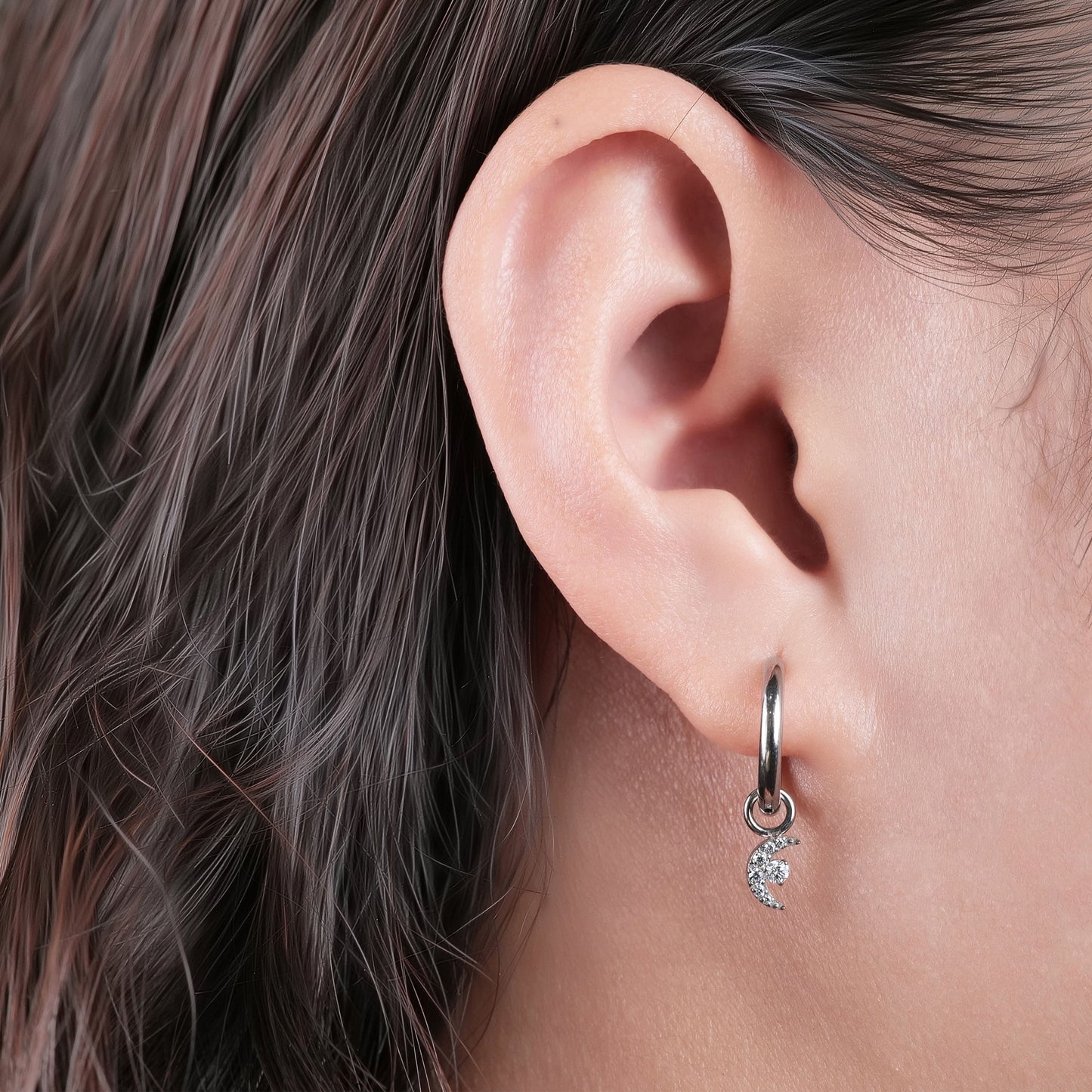 Limerencia Hypoallergene Ohrringe für Damen aus reinem Titan, leichte baumelnde Creolen, vertikaler Stab, Kreuz, Mond, Blitz, zierliche Ohrringe (Mond)