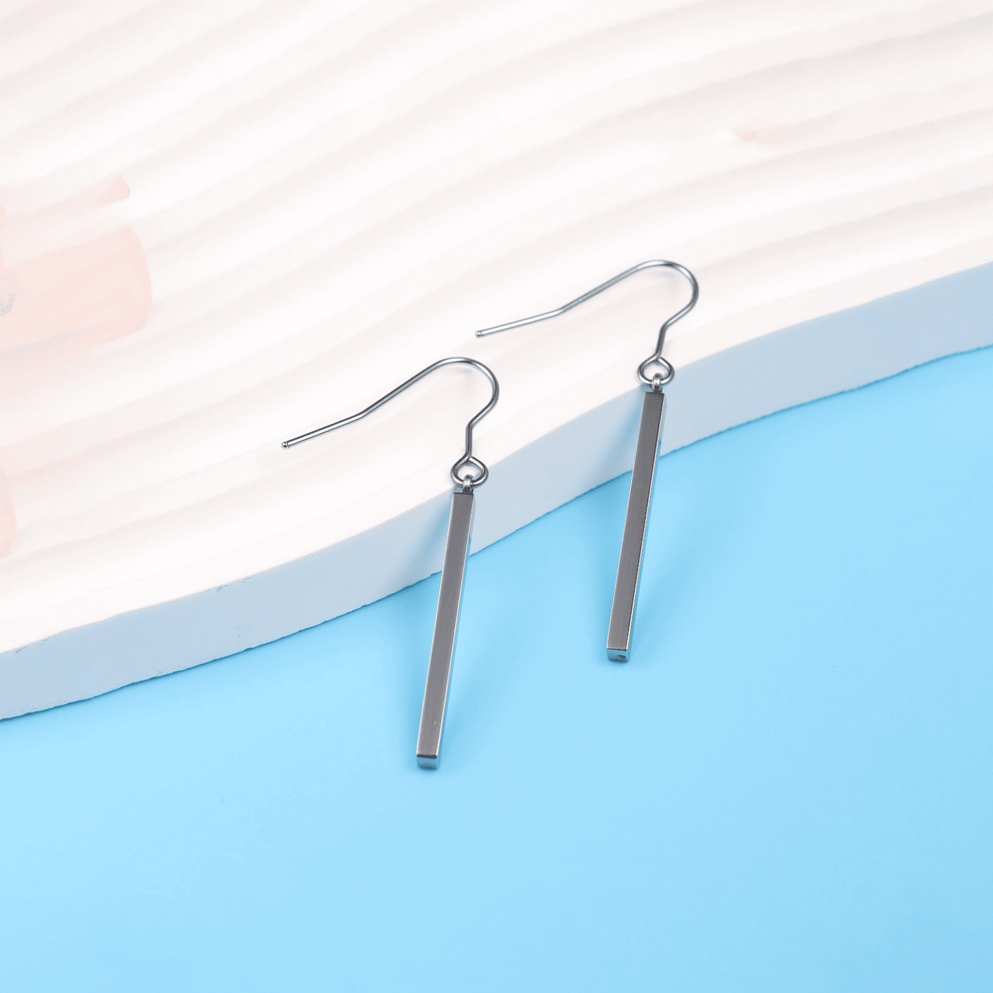 Orecchini pendenti a barra verticale in titanio puro Limerencia, orecchini leggeri ipoallergenici per orecchie sensibili donna (30mm, grigio lucido)