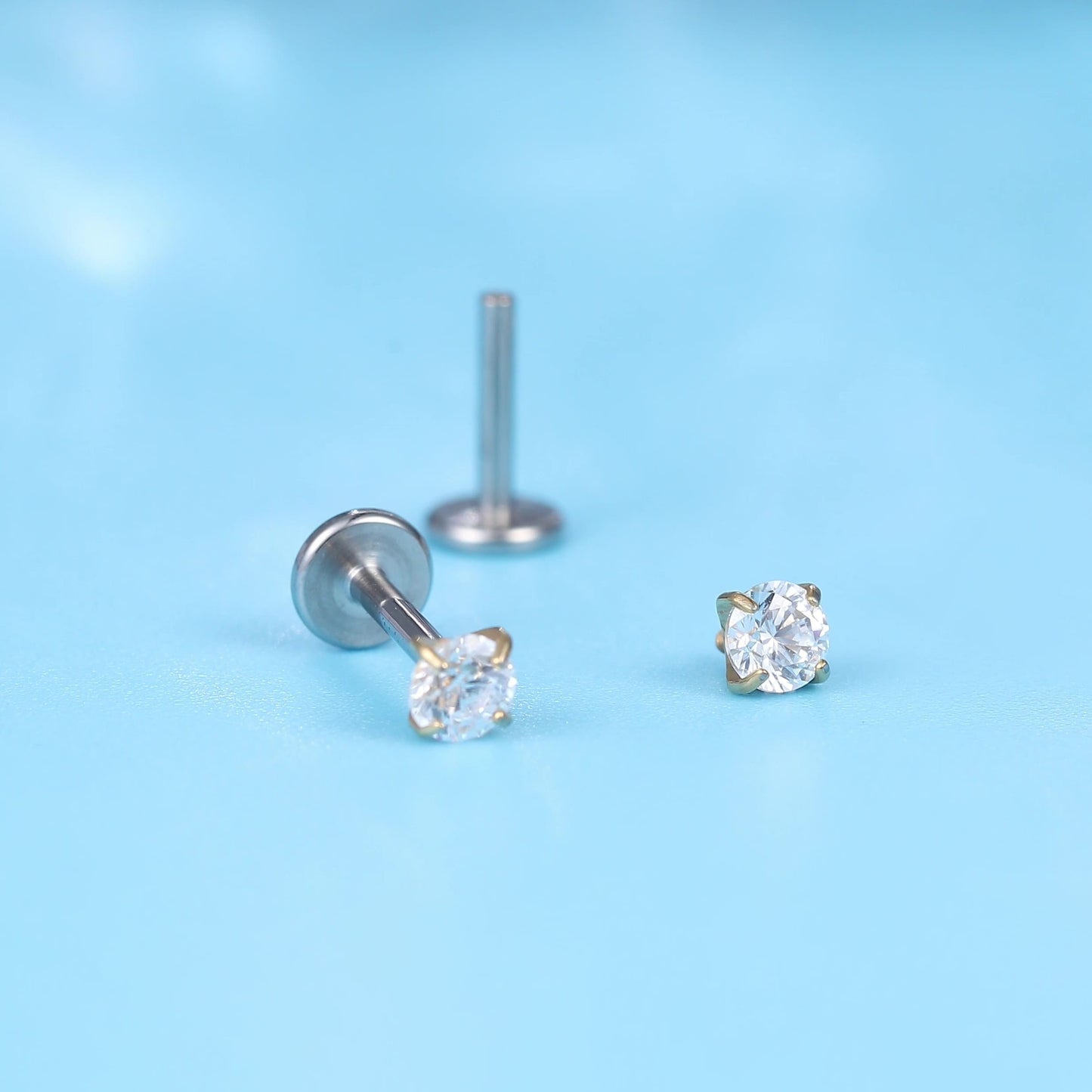 Gioielli piercing ipoallergenici in titanio F136 Limerencia, borchie filettate interne fondo piatto 18G 6mm 8mm 10mm per trago, elica, conca, cartilagine, naso e labbra (Zircone bianco 2mm)