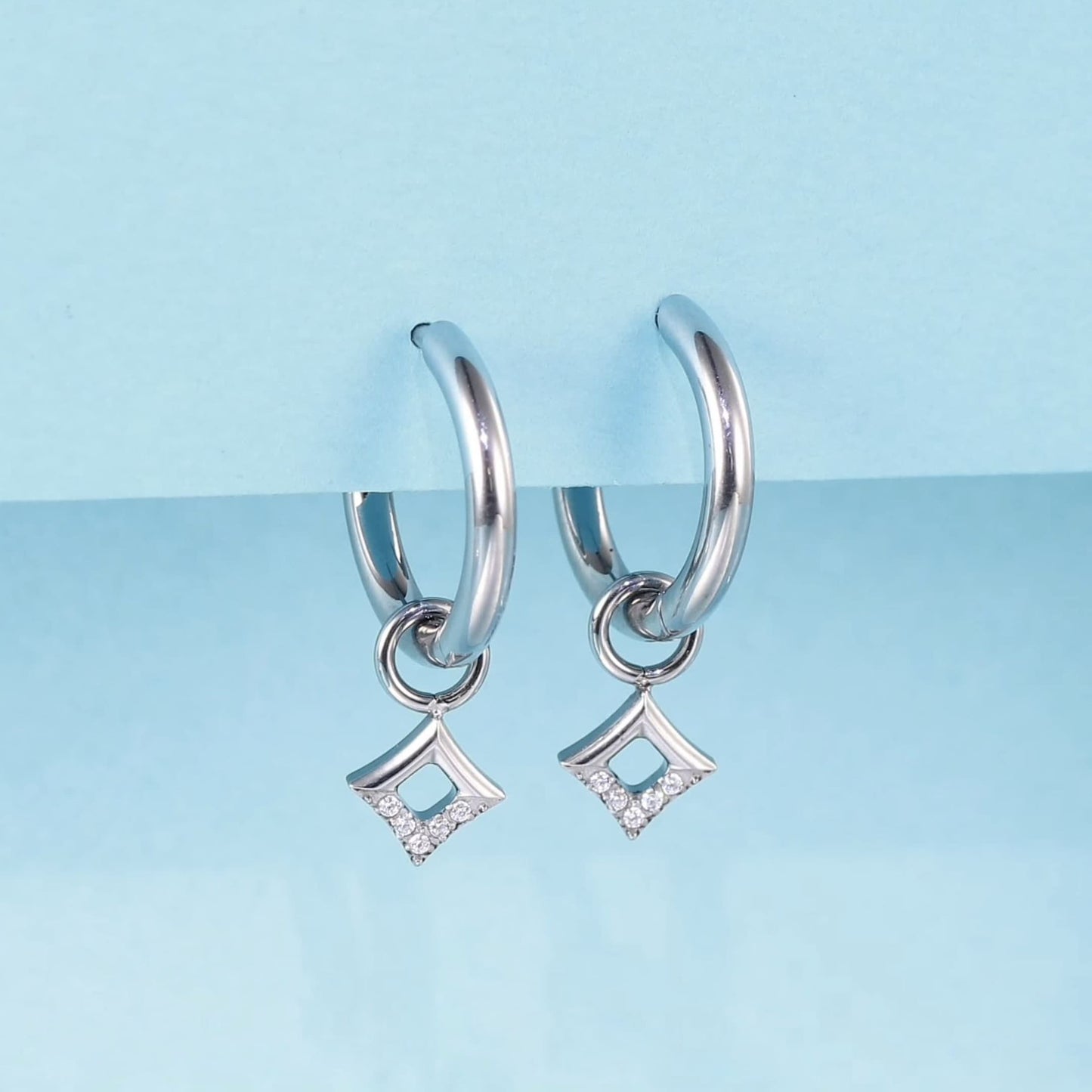 Orecchini huggie pendenti leggeri in titanio puro ipoallergenico Limerencia da donna, modelli barra verticale, croce, luna e fulmine, orecchini delicati con zircone quadrato
