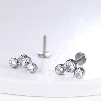 Limerencia G23 低アレルギー 18G フラットバックスタッドピアス
F136 インプラントグレード チタン製 ネジなしプッシュ式
軟骨・ヘリックス・ラブレット・リップ・モンロー・トラガス ピアス - スリークリスタルクラスター（3 連クリスタル）