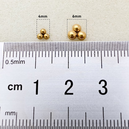 Orecchini ipoallergenici in titanio puro G23 Limerencia | Piccoli orecchini a tre sfere minimalisti, titanio implantabile F136, gioielli delicati per orecchie sensibili 